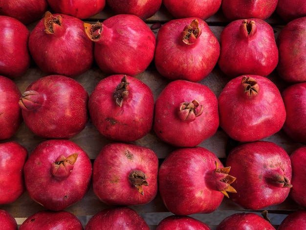 Rote reife Granatapfelfrüchte liegen in einer Schachtel.