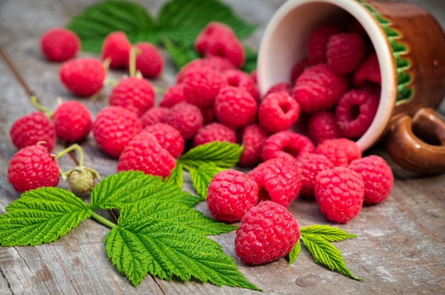 Rote reife Himbeeren auf hölzernem Hintergrund