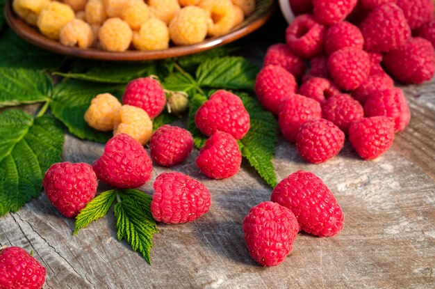 Rote reife Himbeeren auf hölzernem Hintergrund