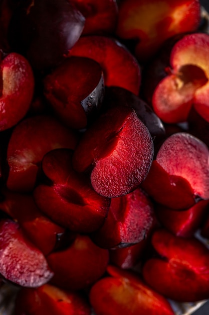 Foto rote reife pflaumen in scheiben geschnitten. nahansicht