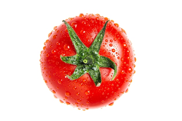 Foto rote reife tomate mit wassertropfen. auf weißem hintergrund isoliert. draufsicht