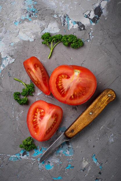 Rote reife Tomaten auf grauem konkretem Hintergrund. Draufsicht