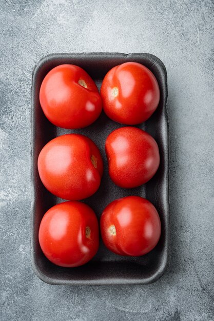 Rote reife Tomaten, auf grauem Tisch