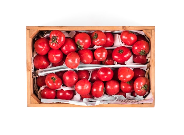 rote reife Tomaten in einer Holzkiste