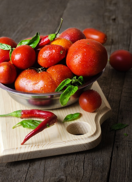 Rote reife Tomaten mit Paprika und Basilikum