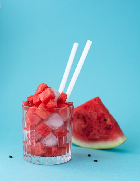 Rote reife Wassermelone in Stücke in ein Glas geschnitten