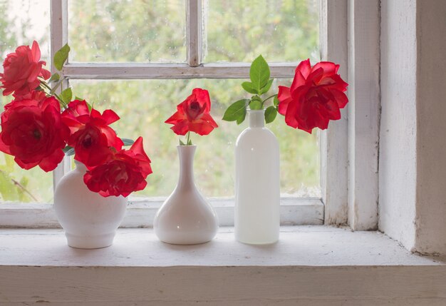 Rote Rosen auf der Fensterbank