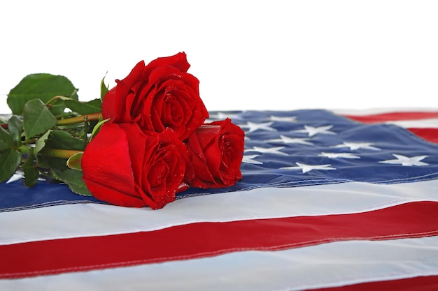 Rote Rosen auf Nahaufnahme der amerikanischen Flagge