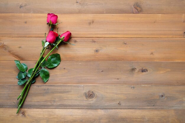 Rote Rosen auf Vintage Holz Hintergrund