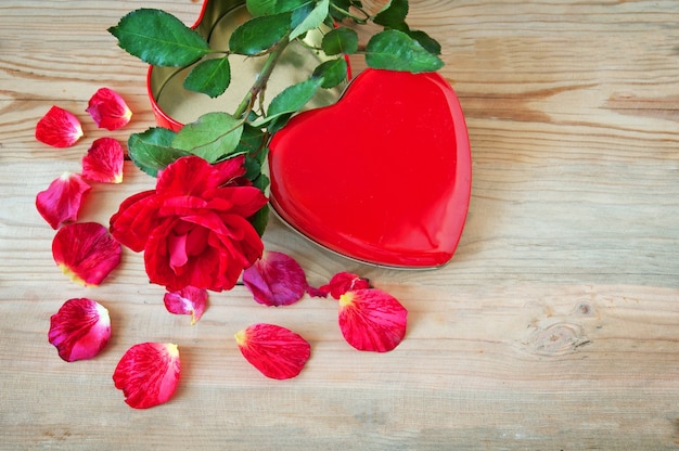 rote Rosen Bündel und Box als Herzsymbol auf Gruß Valentinstagskarte