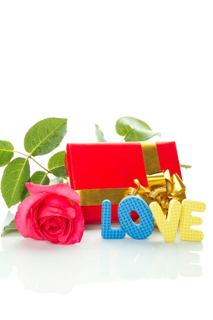 Rote Rosen-Geschenkbox und der Text „LOVEquot