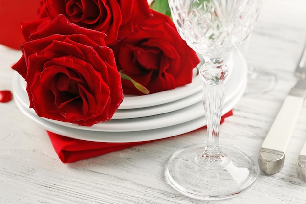 Rote Rosen im Urlaub serviert Tisch