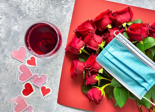 rote Rosen mit dekorativen Herzen und Geschenken