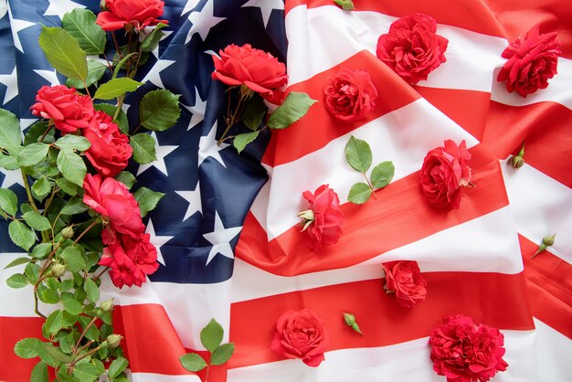 Rote Rosen über der USA-Flaggenansicht flache Lage