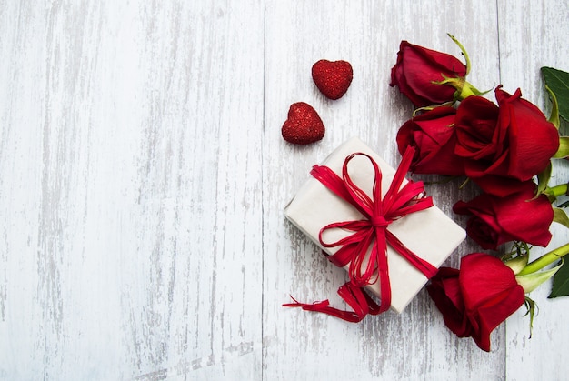 Rote Rosen und Geschenkbox