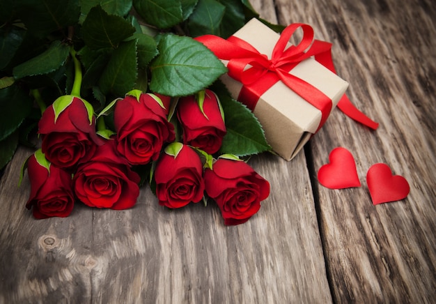 Rote Rosen und Geschenkbox