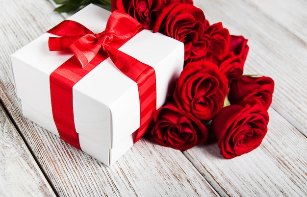 Rote Rosen und Geschenkbox