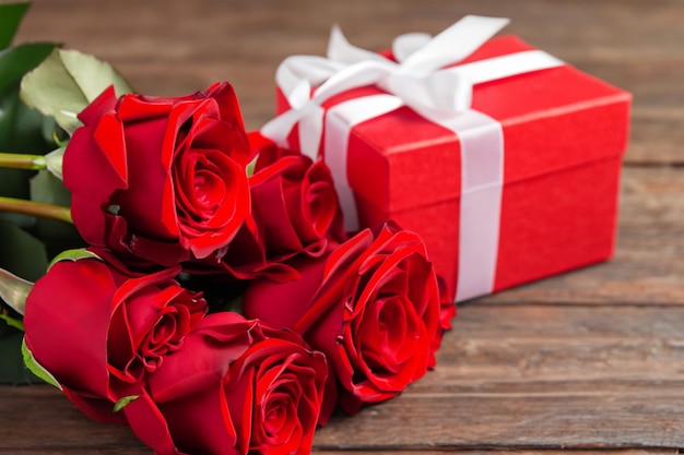 rote Rosen und Geschenkverpackung zum Valentinstag