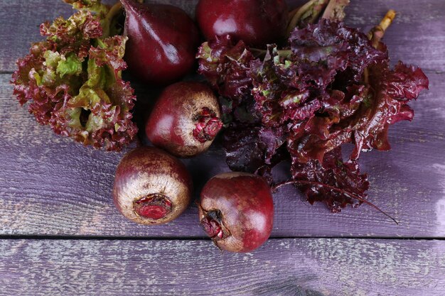 Rote Rüben mit Salat auf Holztisch aus nächster Nähe