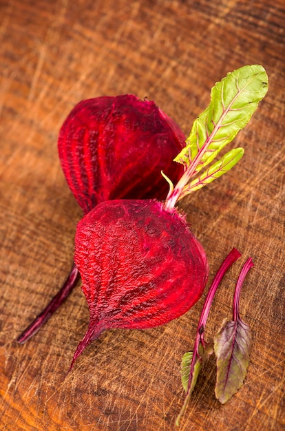 Rote Rüben oder Rote Bete auf dem Holz