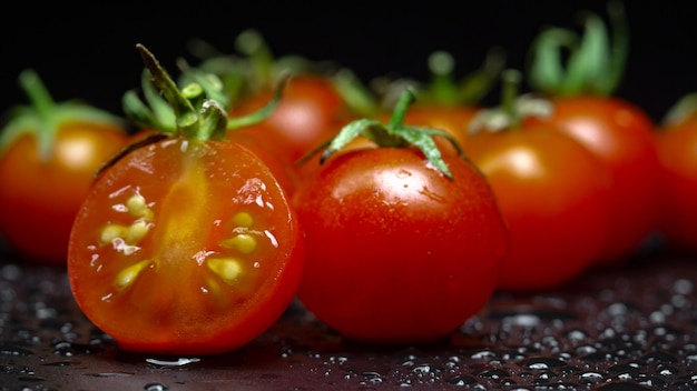 rote saftige kirschtomaten auf schwarz