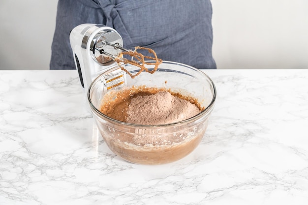 Rote Samt-Cupcakes mit Ganache-Zuckerguss aus weißer Schokolade