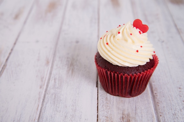 rote Samt Cupcakes mit roten Herzen an der Spitze