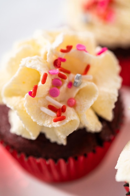 Rote Samt-Cupcakes mit weißem Schokoladen-Ganache-Glasur