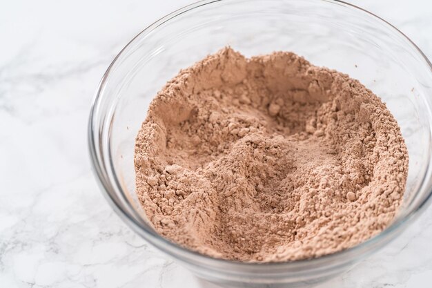 Rote Samt-Cupcakes mit weißer Schokoladen-Ganache-Glasur