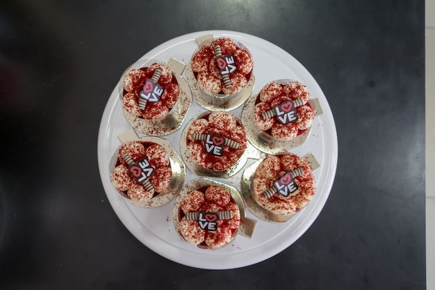 Rote Samtkleine kuchen mit Sahne Käseeisende Draufsicht