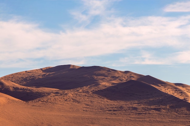 Rote Sanddüne gegen einen hellen Himmel in der Namib-Wüste