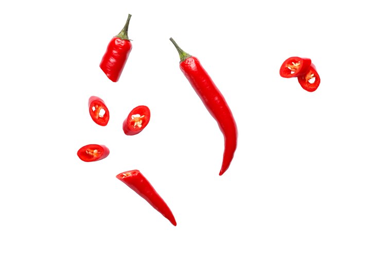 Rote scharfe Chilischoten isoliert auf weißem Hintergrund