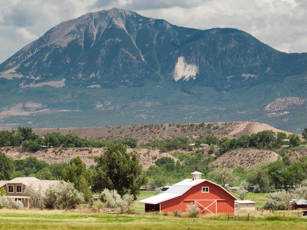 Rote Scheune auf dem Bauernhof in Grand Junction, Colorado.