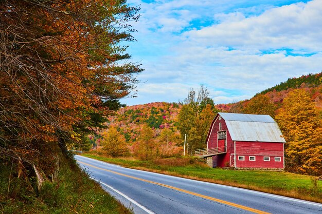 Rote Scheune entlang der Straßen von Vermont im Herbst