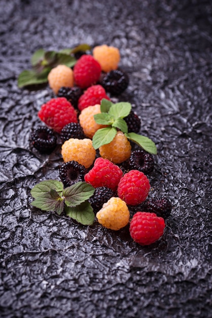 Rote, schwarze und gelbe Himbeere. Tiefenschärfe, Draufsicht