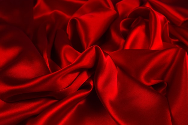 Rote Seide oder Satin-Luxus-Textur kann als abstrakte Oberfläche verwendet werden. Ansicht von oben.