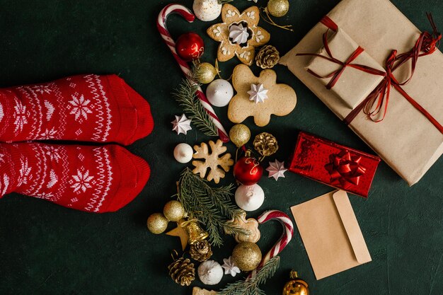 Rote Socken vor dem Hintergrund des neuen Jahres. Neujahr und Weihnachten festlich. Schöne Geschenke im Hintergrund.