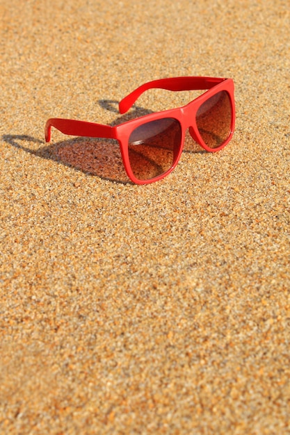 Rote Sonnenbrille am Strand