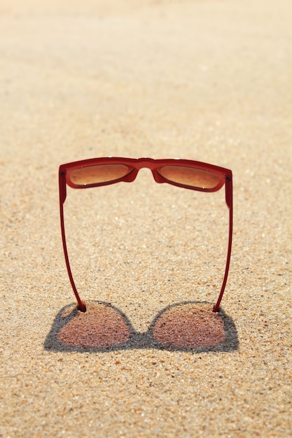 Foto rote sonnenbrille am strand
