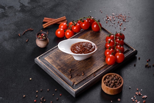 Rote Soße oder Ketchup in einer Schüssel und Zutaten zum Kochen