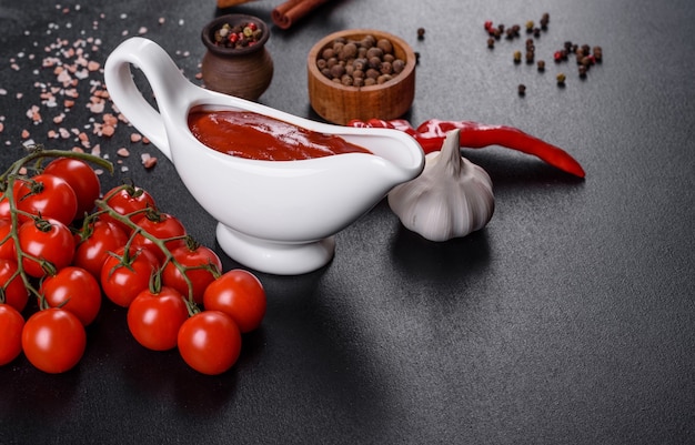 Rote Soße oder Ketchup in einer Schüssel und Zutaten zum Kochen