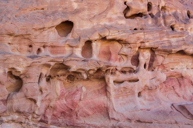 Rote Steine und die Textur der Wände in einer Schlucht, Sinai-Wüste, Sinai-Halbinsel, Ägypten