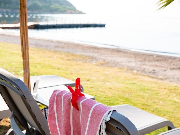 Rote Stöpsel auf Strandtuch