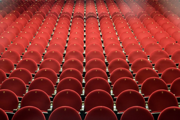 Rote Stühle im Theater