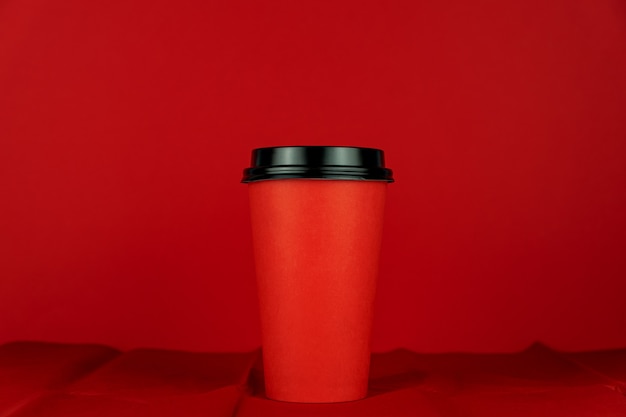 Rote Tasse Kaffee zum Mitnehmen in einem roten Raum