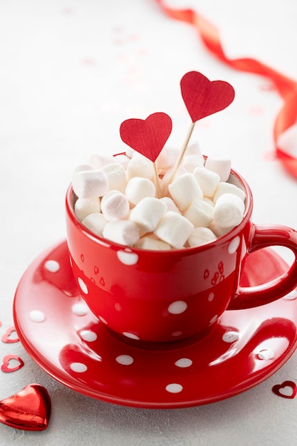 Foto rote tasse mit marshmallows und roten herzen abstraktes valentinstagkonzept kopieren sie platz
