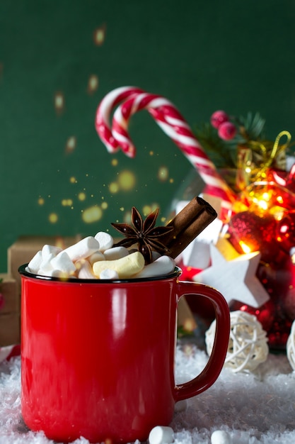 Rote Tasse scharfes Weihnachtsgetränk und Neujahrsdekorationen.