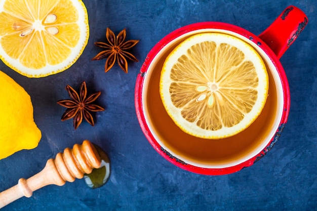 Rote Tasse Tee mit Zitronenhonig und Anis-Draufsicht