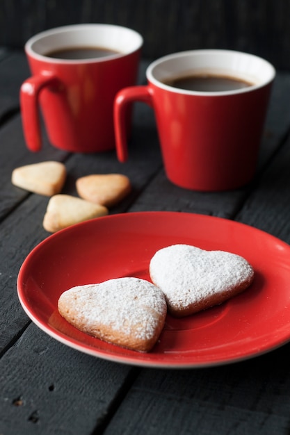 Rote Tasse und Keksherzen