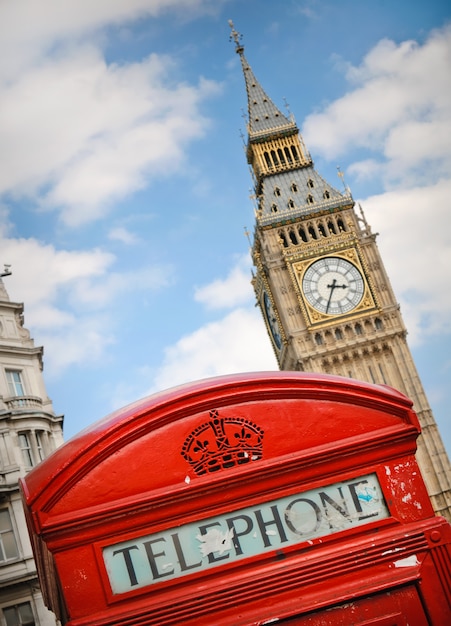 Rote Telefonzelle und Big Ben in London, Großbritannien